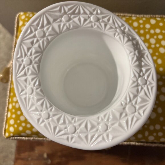 🎩 Vintage Fenton Milk Glass Top Hat Toothpick Holder – Classic Elegance! 🤍 - Picture 3 of 4